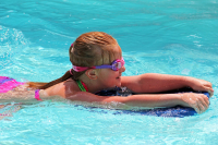 Pływanie dla maluchów- jak nauka pływania wspomaga rozwój dziecka?