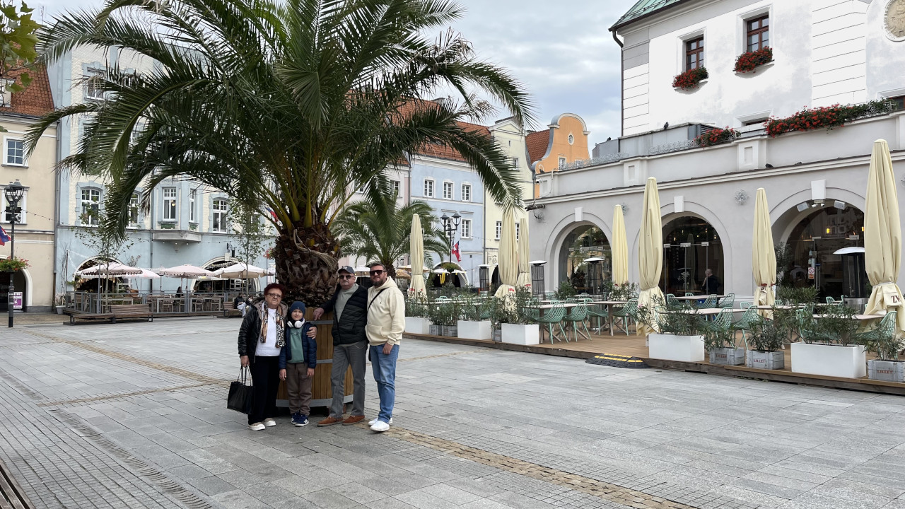 Rynek w Gliwicach z palmami i restauracjami odwiedzany przez turystów