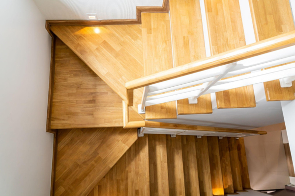 schody w domu z drewna