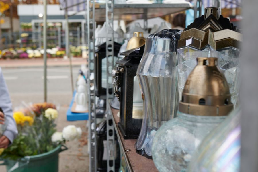 Niepowtarzalne znicze Kamiz – eleganckie modele na cmentarz