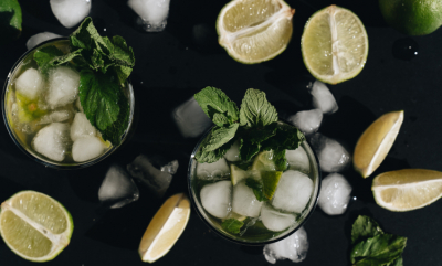 5 orzeźwiających napojów na lato – co pić w trakcie upałów?