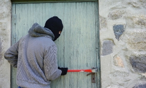 Sąsiad, światło i magazyn self storage. Jak nie paść ofiarą kradzieży w trakcie dłuższego wyjazdu?