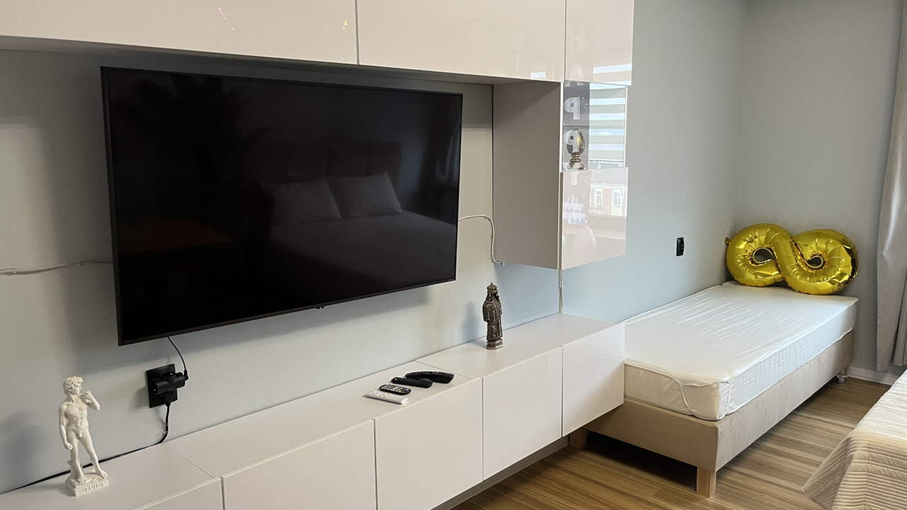 Tanie noclegi Gliwice nowoczesny pokój z TV i łóżkiem