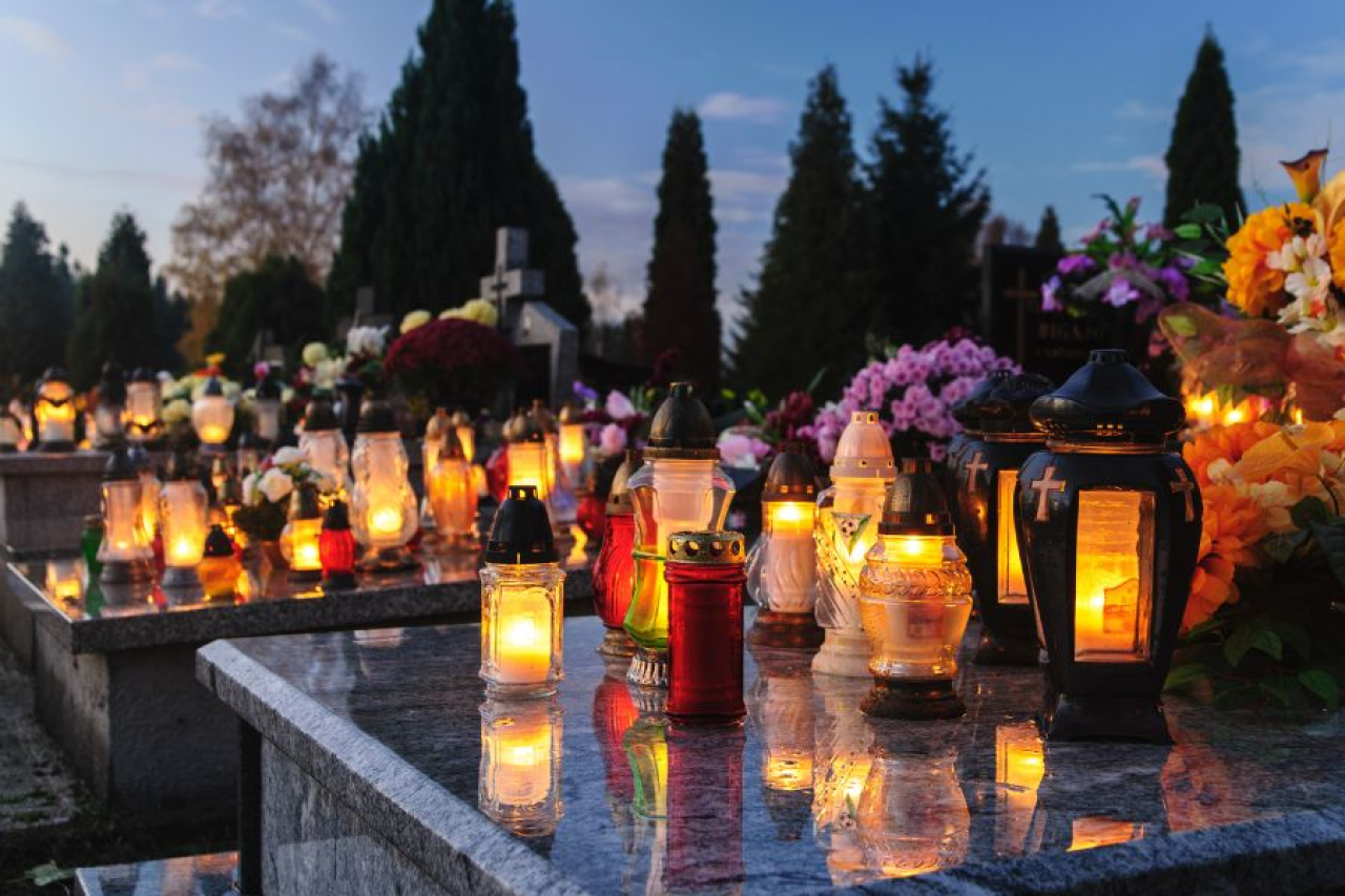 Porównanie zniczy palących się najdłużej na cmentarzu