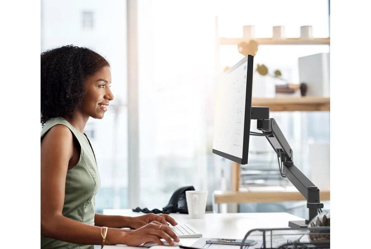 uchwyt na monitor do ściany