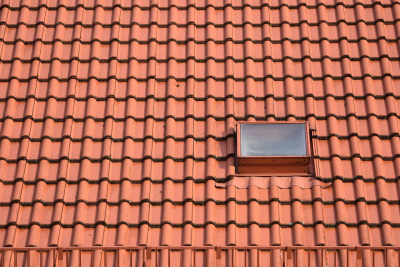 Remont czy punktowa naprawa? Kiedy pofałdowana papa na dachu wymaga wymiany całego pokrycia