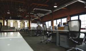 5 zasad prawidłowego oświetlenia stanowiska pracy – lampy biurkowe