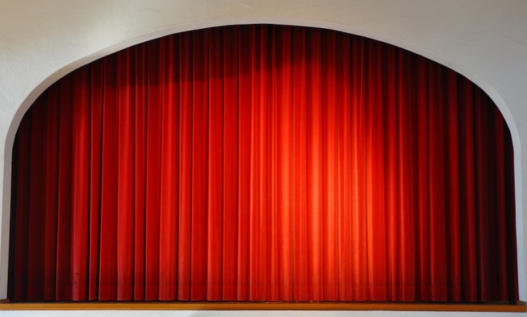 Czym wyróżniają się koncerty organizowane w teatrach?